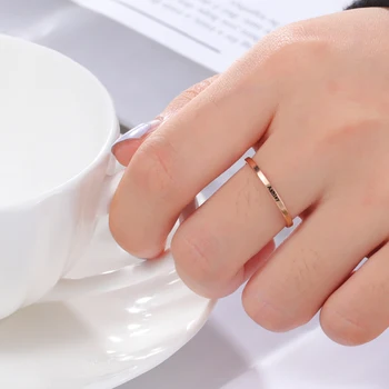 Lemegeton Prilagođene Korisničke oznake prsten za žene i muškarce s ugraviranim imenom 2 mm Tanki Штабелируемое prsten od Nehrđajućeg Čelika Punk-nakit